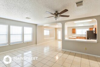 8027 Chestnut Cape Dr in Converse, TX - Foto de edificio - Building Photo