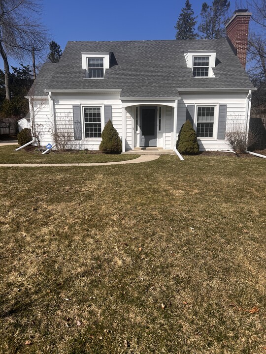 312 E Willow Rd in Fox Point, WI - Building Photo
