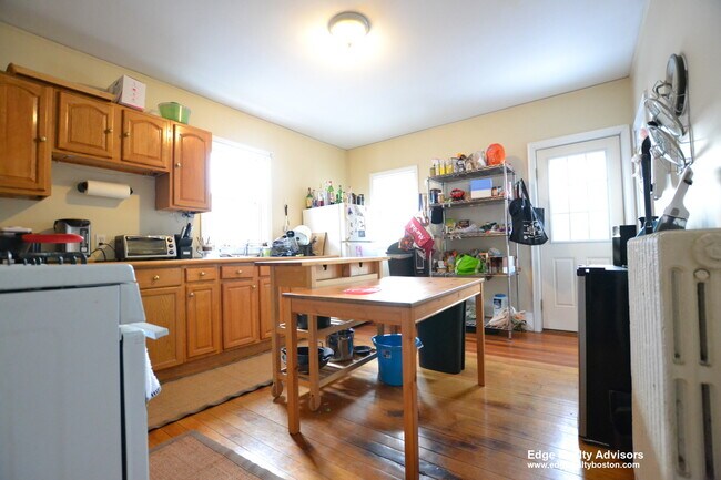 31 Justin Rd, Unit 1 in Boston, MA - Foto de edificio - Building Photo