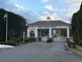 117 Pond View Dr in Port Washington, NY - Building Photo