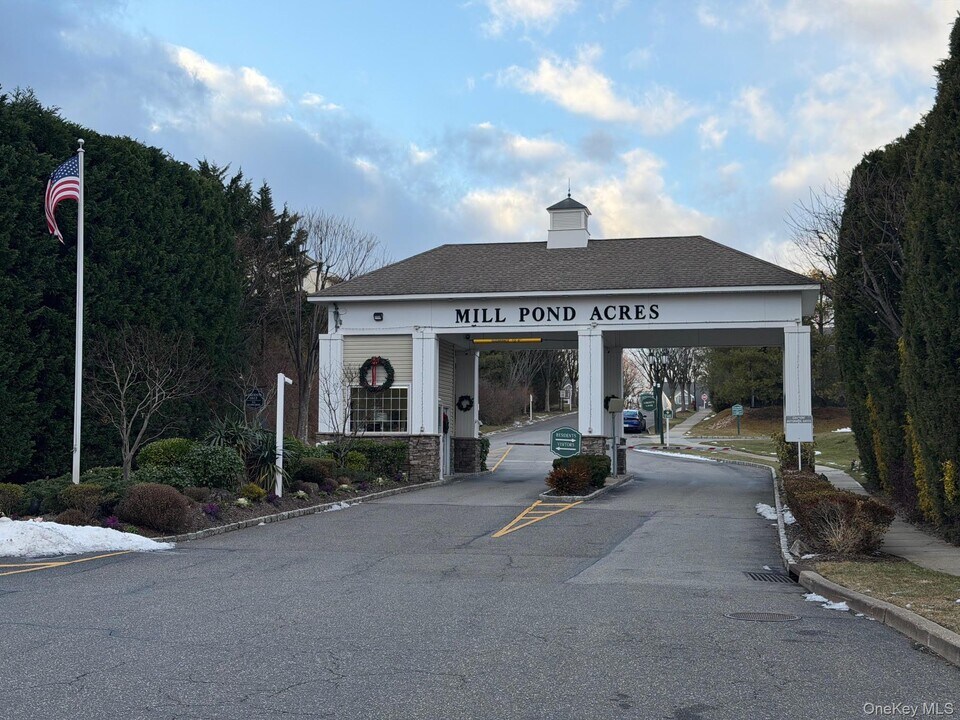 117 Pond View Dr in Port Washington, NY - Building Photo