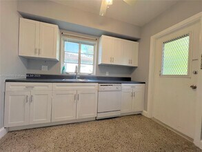 11121 NE 9th Ct in Biscayne Park, FL - Building Photo - Building Photo