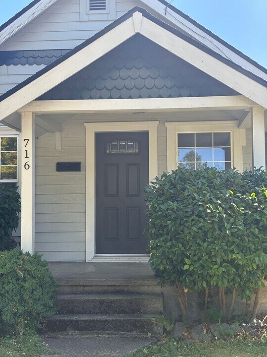 716 N Main St in Newberg, OR - Building Photo
