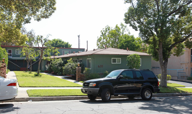 620 E Cypress Ave in Burbank, CA - Building Photo - Building Photo