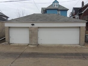 1668 N Van Buren St, Unit Lower unit in Milwaukee, WI - Foto de edificio - Building Photo