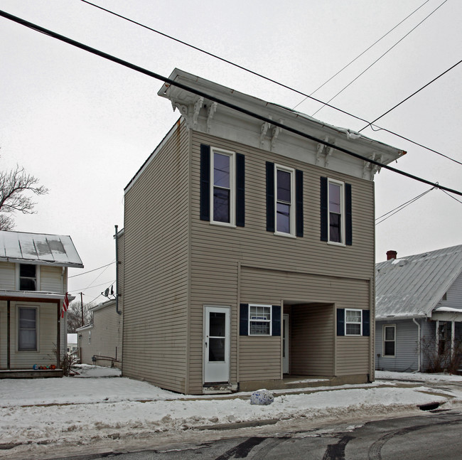 111 N Main St in Mount Blanchard, OH - Foto de edificio - Building Photo