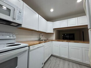 8051 S Colony Cir in Tamarac, FL - Building Photo - Building Photo