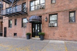 208 E 70th St in New York, NY - Foto de edificio - Building Photo