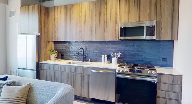 1645 W Ogden Ave, Unit 653 in Chicago, IL - Foto de edificio - Building Photo