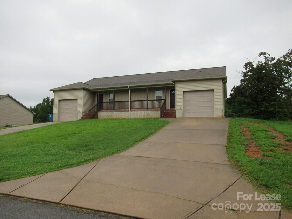 1990 Glen Manor Ct in Lincolnton, NC - Building Photo