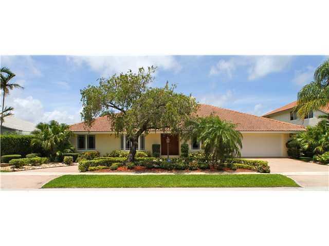 885 NE Mulberry Dr in Boca Raton, FL - Building Photo