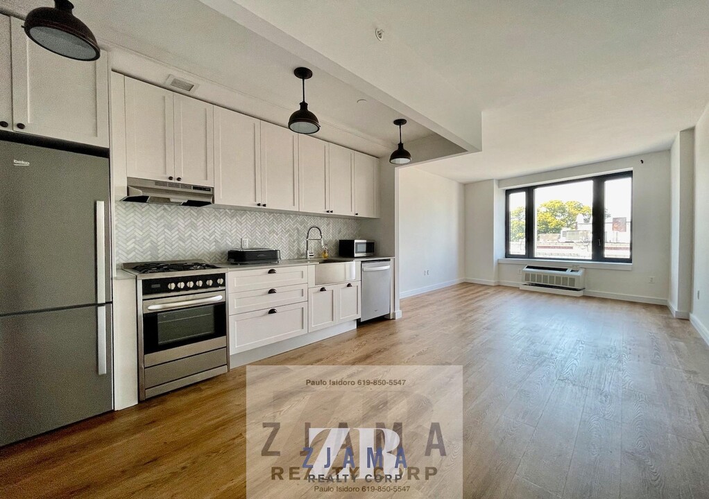 409 Eastern Pkwy in Brooklyn, NY - Building Photo