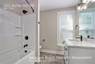 1021 Alpine Ave NW in Grand Rapids, MI - Building Photo - Building Photo