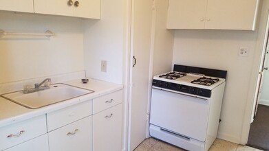 4920 N Port Washington Rd, Unit 3 in Glendale, WI - Foto de edificio - Building Photo