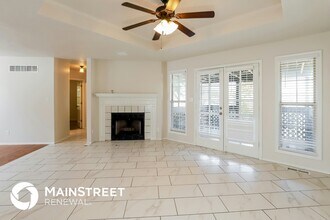 820 NE Aaron Dr in Lee's Summit, MO - Foto de edificio - Building Photo