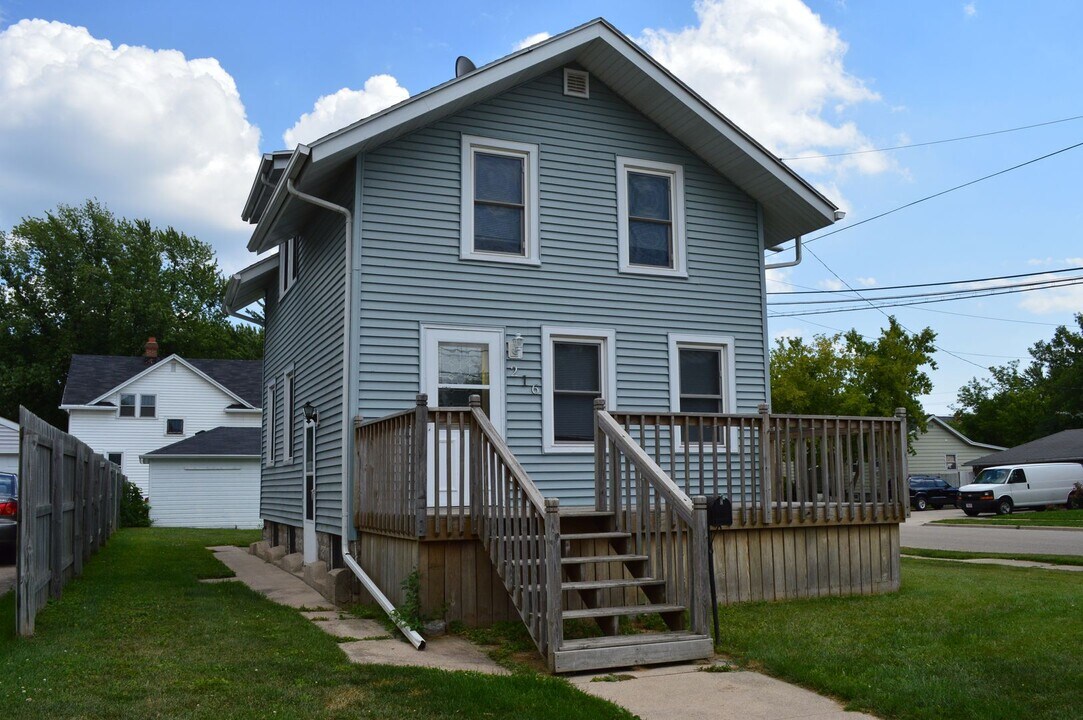 216 Oak St in Neenah, WI - Building Photo