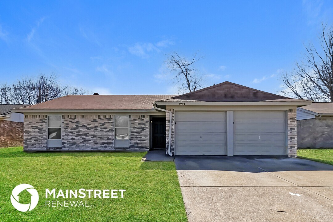 3904 Royal Crest Dr in Fort Worth, TX - Building Photo