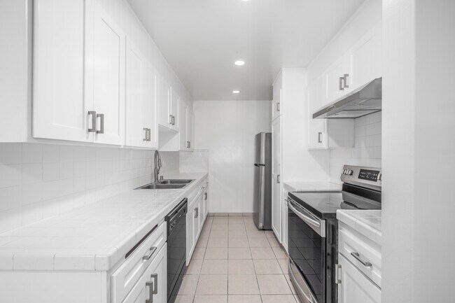 Fox Hills Apartments