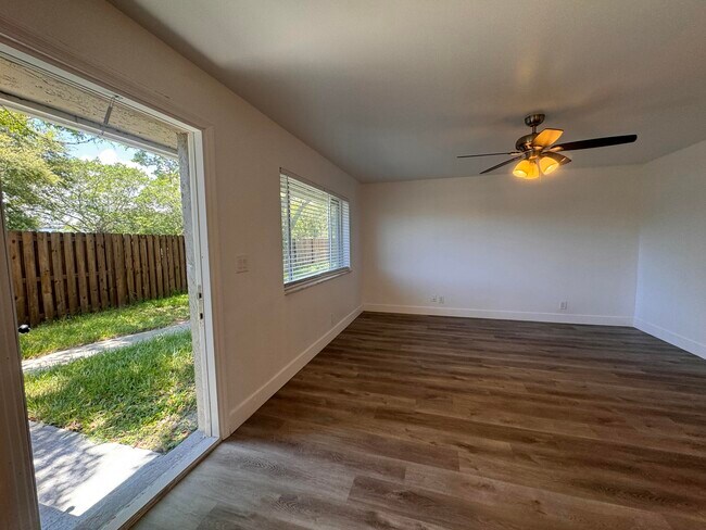 717 Tiffany Dr W in West Palm Beach, FL - Building Photo - Building Photo