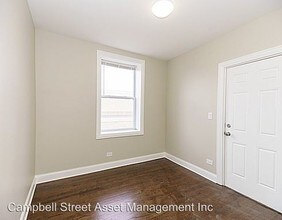 1915 W Irving Park Rd-Unit -Unit 304 in Chicago, IL - Foto de edificio - Building Photo