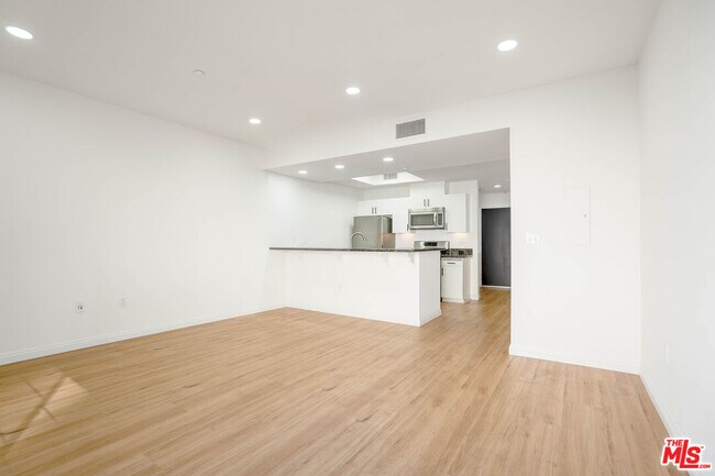2864 Sunset Pl in Los Angeles, CA - Building Photo - Building Photo