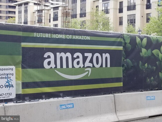 1300 Army Navy Dr in Arlington, VA - Foto de edificio - Building Photo