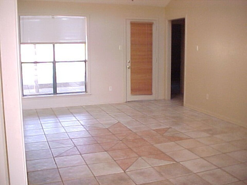 407 Princeton Cir in College Station, TX - Building Photo