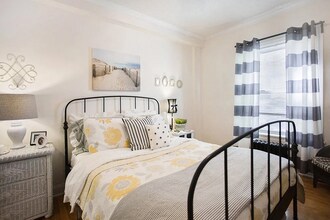 901 W Argyle St in Chicago, IL - Foto de edificio - Building Photo