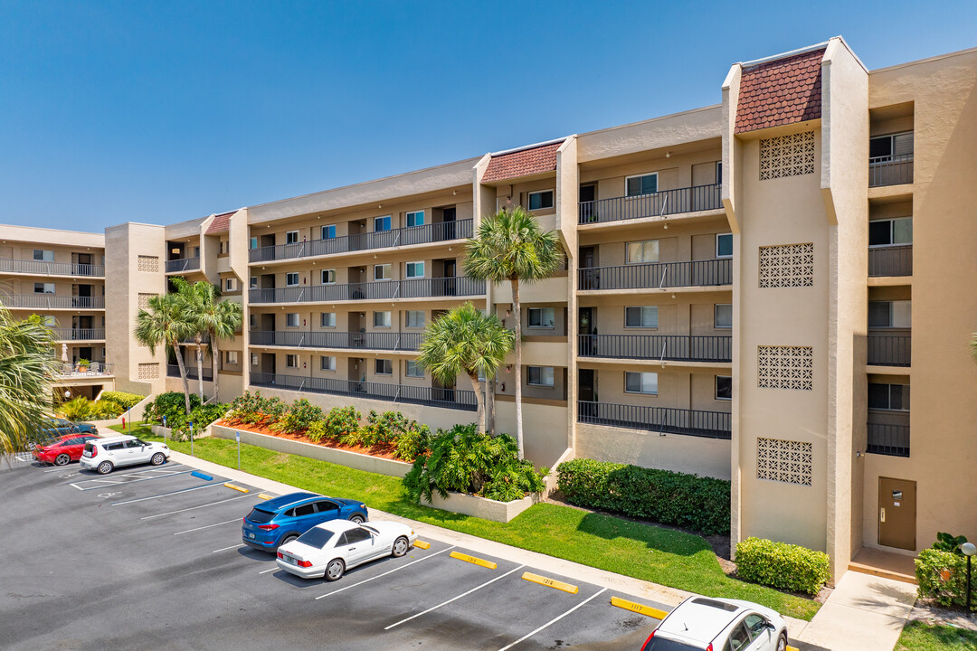 Lake Tarpon Sail Condos in Tarpon Springs, FL - Building Photo