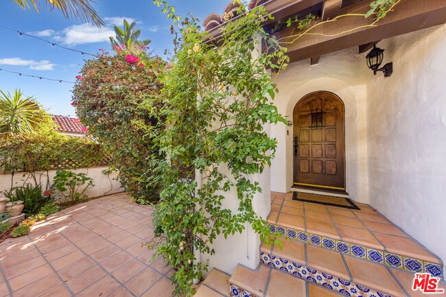 1335 Moncado Dr in Glendale, CA - Building Photo - Building Photo