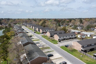 Oakridge Townhouses in North Charleston, SC - Building Photo - Building Photo