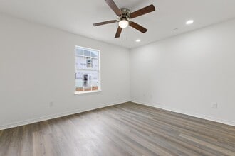 957 Middle Ln in Gulfport, MS - Foto de edificio - Building Photo