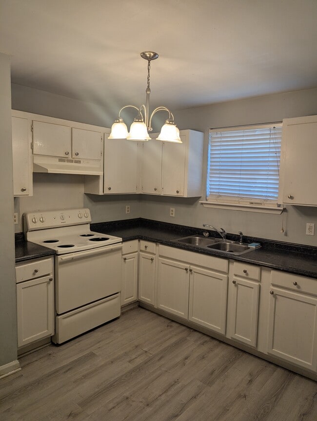 property at 911 Riviera Dr