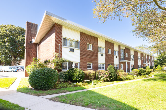 The Hempstead Gardens in West Hempstead, NY - Building Photo - Building Photo