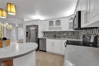 21300 San Simeon Way in Miami, FL - Building Photo - Building Photo