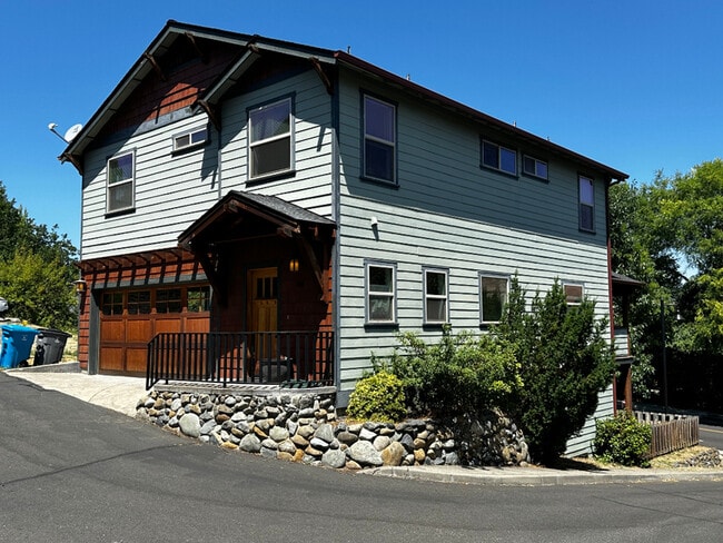 449 Park Ridge Pl in Ashland, OR - Building Photo - Building Photo