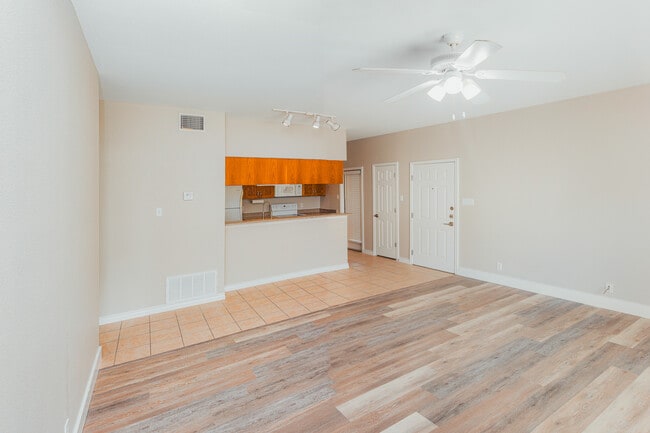 113 D L Vest, Unit 201 in La Vernia, TX - Building Photo - Building Photo