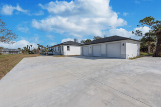 260 Rotonda Blvd W in Rotonda West, FL - Building Photo - Building Photo