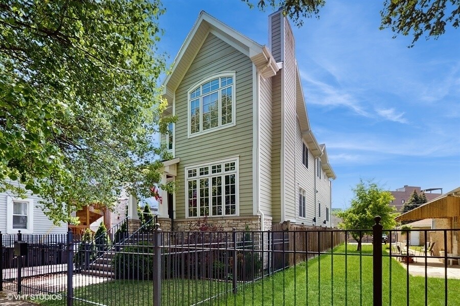 2215 W Barry Ave in Chicago, IL - Building Photo