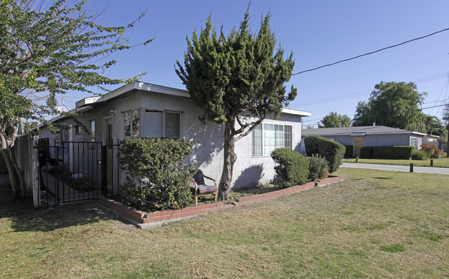 2339-2357 W Roberta Ave in Fullerton, CA - Building Photo - Building Photo