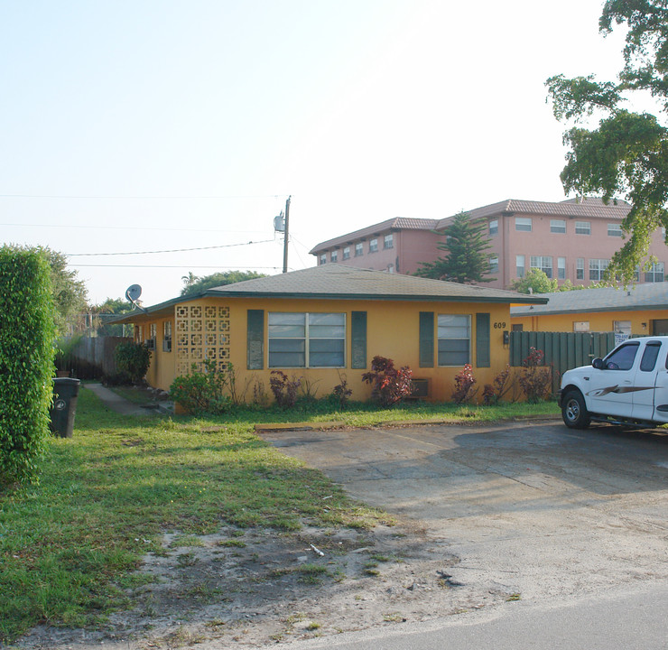 605-609 NW 18th St in Fort Lauderdale, FL - Building Photo