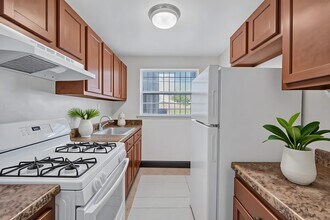 Brookland Manor in Washington, DC - Foto de edificio - Building Photo