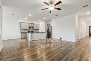 3803 Thomas Plns Dr in Heartland, TX - Building Photo