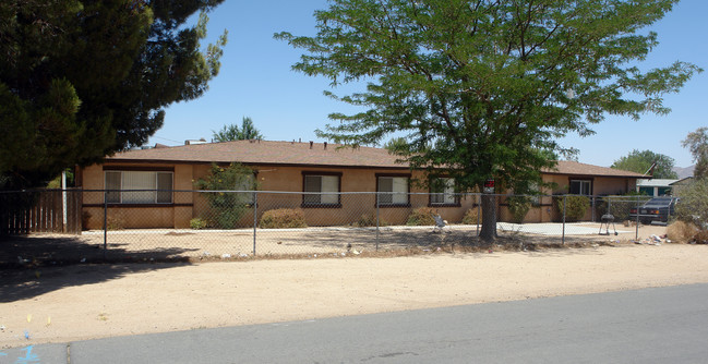 15506 Kiamichi Rd in Apple Valley, CA - Foto de edificio - Building Photo