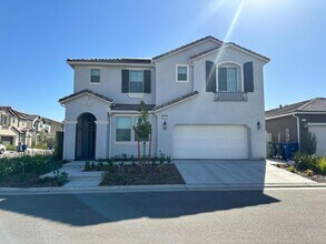 1462 E Via Giglio Dr in Fresno, CA - Foto de edificio - Building Photo