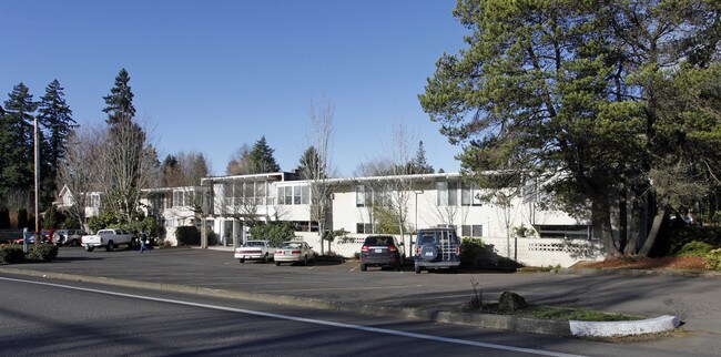Raleigh Hills Patio in Portland, OR - Foto de edificio - Building Photo