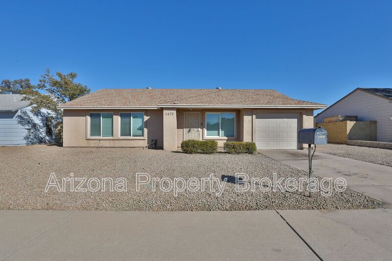 1422 W Montoya Ln in Phoenix, AZ - Building Photo