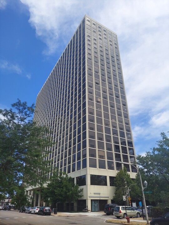 4343 N Clarendon Ave, Unit 1008 in Chicago, IL - Building Photo