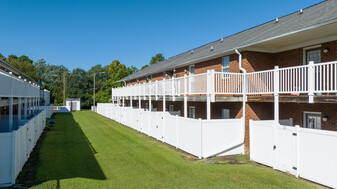 Whitebridge Apartments in Winterville, NC - Building Photo
