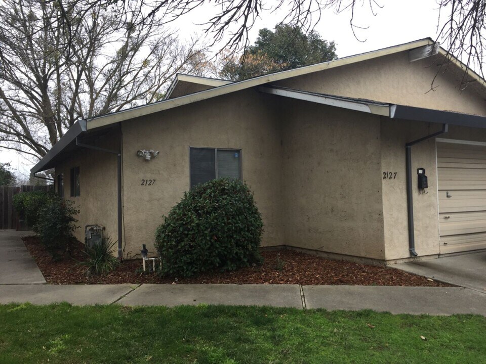 2127-2129 E 8th St in Davis, CA - Building Photo